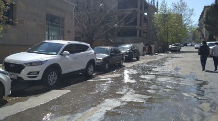 Bakıda partlayan su xətti bir aydır ki, təmir edilmir – FOTO/VİDEO