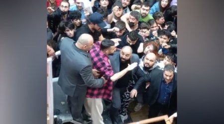 Park Bulvarda izdiham: Bloger Hüseyn Həsənov kütləni sakitləşdirməyə çalışdı – VİDEO