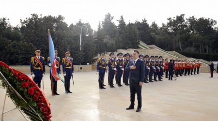 Sadır Japarov Şəhidlər xiyabanını ziyarət etdi - FOTO