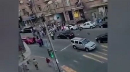 İrəvanda yol polisi avtomobili qadının üstündən keçdi - VİDEO