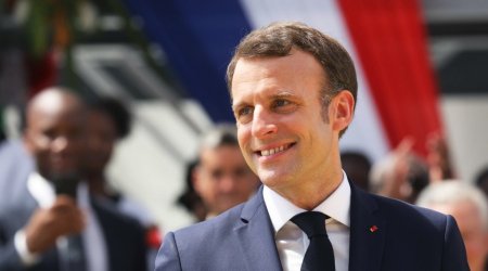 Yenidən Fransa prezidenti seçilən Makrona pomidor atdılar - VİDEO