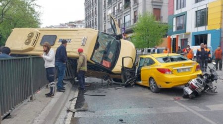 İstanbulda sərnişinlərlə dolu mikroavtobus taksinin üzərinə aşdı - VİDEO