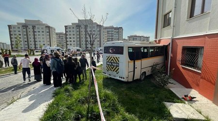 Ankarada məktəb avtobusu yaşayış evinə çırpıldı, 11 yaralı var – FOTO 