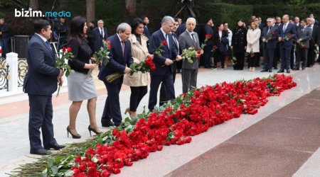 Ölkə ictimaiyyəti Ulu Öndər Heydər Əliyevin məzarını ziyarət edir – FOTOREPORTAJ 