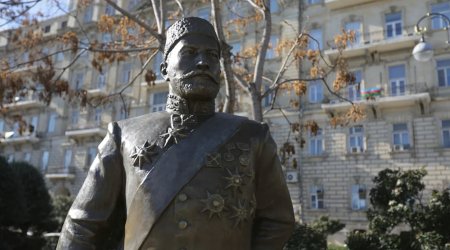 Hacı Zeynalabdin Tağıyevin heykəlinə zərər vuranların məhkəməsi başladı - FOTO