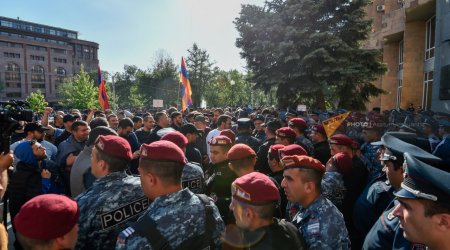 İrəvanda etirazçılar hökumət binasını mühasirəyə aldı - VİDEO