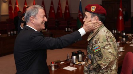 Hulusi Akar azərbaycanlı qazinin alnından öpdü - FOTO