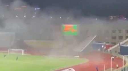 Güclü külək binanın damını stadiona atdı - VİDEO