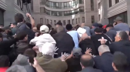 Müxalifət İrəvanda Xarici İşlər Nazirliyinin binasını blokadaya aldı - VİDEO