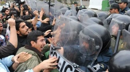 İranda etirazçılar polisə hücum etdi - VİDEO