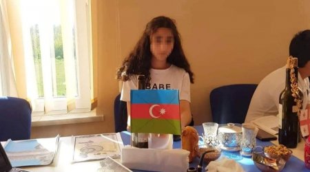 Ermənistanda keçirilən tədbirdə Azərbaycan bayrağı masanın üstünə qoyuldu 