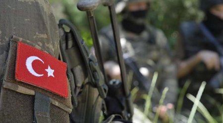 Türk hərbçiləri terrorçuların silah-sursatını ələ keçirdi
