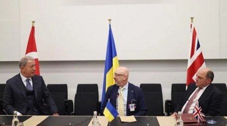 Hulusi Akar Brüsseldə Britaniya və Ukrayna müdafiə nazirləri ilə bir araya gəldi