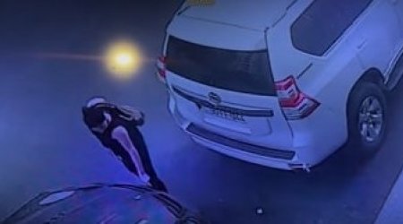 Bakıda qadın lüks avtomobili qəsdən cızdı - VİDEO 