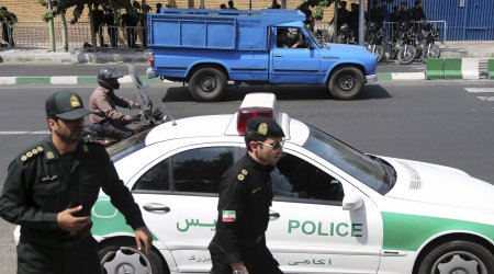 İranda polis maşını atəşə tutuldu - Ölü və yaralı var - VİDEO
