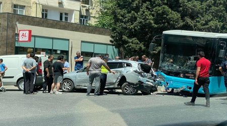 Bakıda avtobus minik avtomobili ilə toqquşdu - Yaralılar var - VİDEO