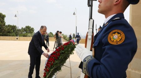 Lavrov Şəhidlər Xiyabanını ziyarət etdi - FOTO