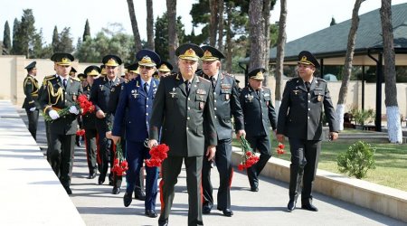 Müdafiə Nazirliyinin rəhbərliyi Fəxri xiyabanı və İkinci Şəhidlər xiyabanını ziyarət etdi – FOTO/VİDEO