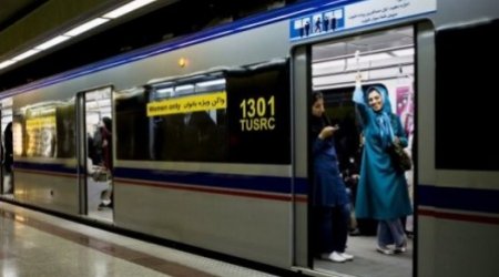 Tehran metrosunda qadınlar hicabsız rəqs etdi - VİDEO