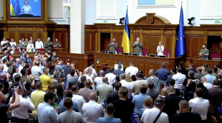 Ukrayna parlamentində Avropa İttifaqının bayrağı asıldı - VİDEO