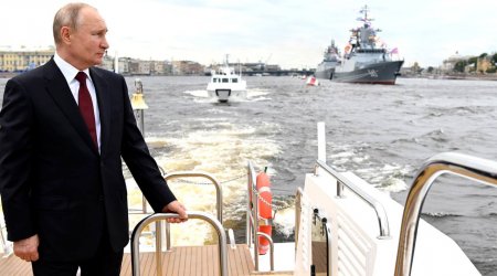 Putin katerlə üzdü – Kronştadtda PARAD – VİDEO