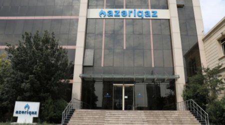 Səkinin ortası ilə çəkilən qaz xətti ilə bağlı rəsmi AÇIQLAMA - FOTO