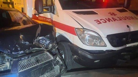 Bakıda ambulans qəzaya düşdü - FOTO