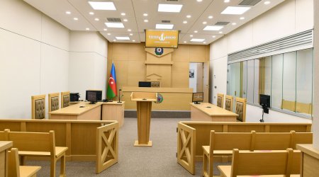 Bakıda anasını qətlə yetirən 15 yaşlı məktəbli MƏHKƏMƏ QARŞISINDA  