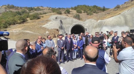 Diplomatlar Əhmədbəyli-Füzuli-Şuşa avtomobil yolu üzərində tikintisi başa çatmaqda olan tunelə baxıblar – FOTO 