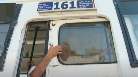 Bakıda qapısı sınıq avtobusla sərnişin daşındı - VİDEO