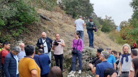Beynəlxalq səyyahlar Azıx mağarasında olublar - FOTO