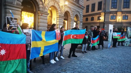 Azərbaycanlılar İsveç parlamentinin önündə piket keçirib- FOTO