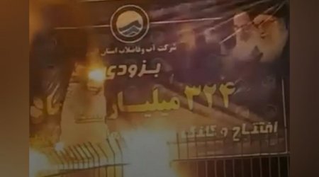 İranda Xomeyni və Xameneyinin bannerlərinə od vuruldu - VİDEO