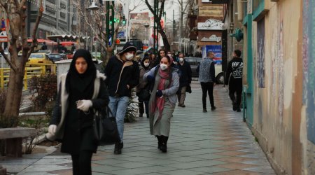 Tehranda iki gənc qız kafedə hicabsız görüntülənib - FOTO