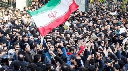 İran etirazları yatırmaq üçün uşaqların 