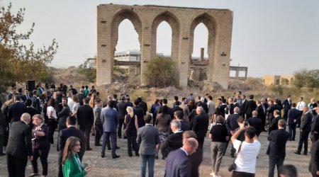 Milli Şəhərsalma Forumunun iştirakçıları Ağdam Teatrının qalıqları ilə tanış olub