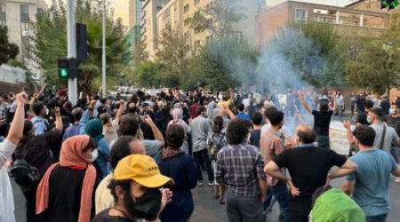İranda etirazçılara gözyaşardıcı qaz atıldı - VİDEO 