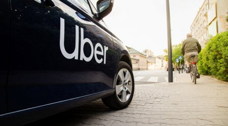 “Uber” sürücüsü müştərilərin gözü qarşısında NARKOTİK satır - FOTO
