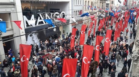 İstanbulda partlayış baş verən küçə Türkiyə bayraqlarına büründü – VİDEO