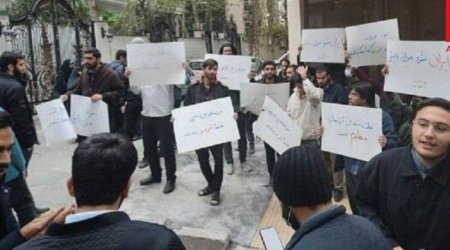 Azərbaycanın İrandakı səfirliyinin qarşısında aksiya - Polis müdaxilə etməyib