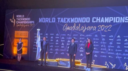Taekvondo üzrə dünya çempionatının keçici bayrağı Azərbaycana təqdim olundu - FOTO