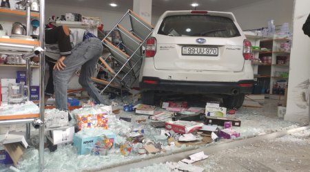 Xaçmazda qadın sürücü mağazaya avtomobillə girdi - FOTO/VİDEO