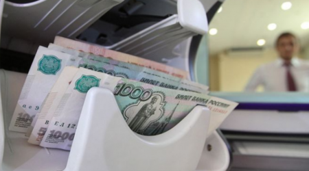 Rus rublu əlimizdə qalıb, banklar götürmür – Bu QANUN pozuntusudurmu? 