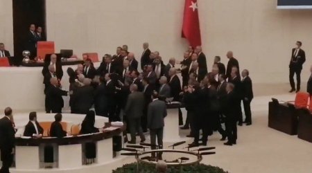 Türkiyəli deputatlar ANLAŞA BİLMƏDİLƏR - Böyük Millət Məclisinin iclasında DAVA DÜŞDÜ - VİDEO 