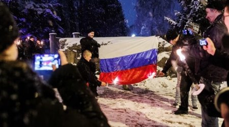 Helsinkidə Rusiya bayrağı yandırıldı – Kreml bəyanat yaydı 