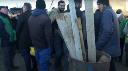 Azərbaycanlı fəallar Xankəndi-Şuşa yolunda gecələməyə hazırlaşırlar – ODUN EHTİYATI yığıblar