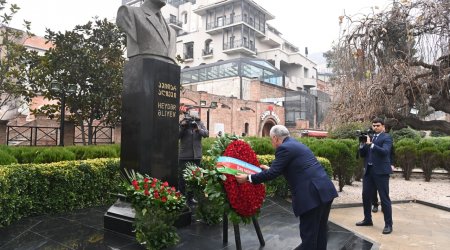 Baş nazir Tbilisidə Heydər Əliyevin abidəsini ziyarət etdi – FOTO 