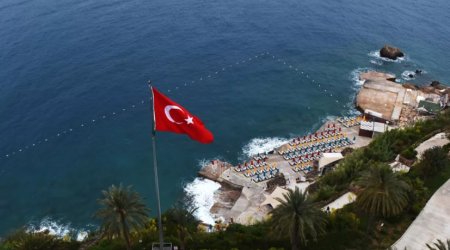 Antalyada rusiyalı turist foto çəkdirərkən qayadan yıxılaraq öldü