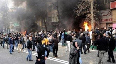 İranın bütün şəhərlərində Qasım Süleymaninin banerləri YANDIRILIR – ANBAAN VİDEO 