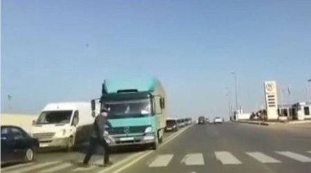 Yolu keçən şəxsin ölümdən xilas olduğu ANLAR - VİDEO
